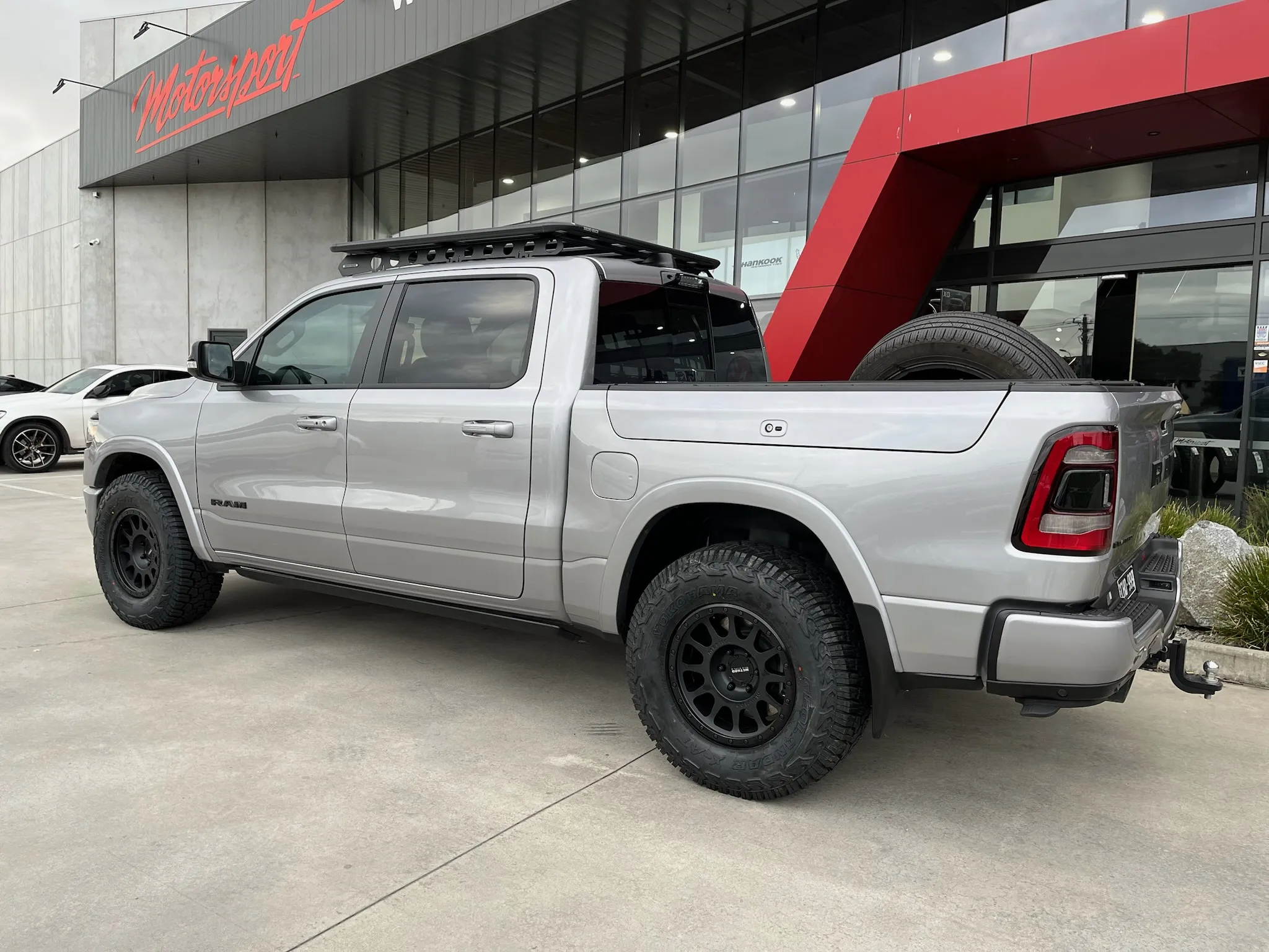 RAM 1500 with METHOD 305 NV DOUBLE BLACK 18X9 |  | RAM